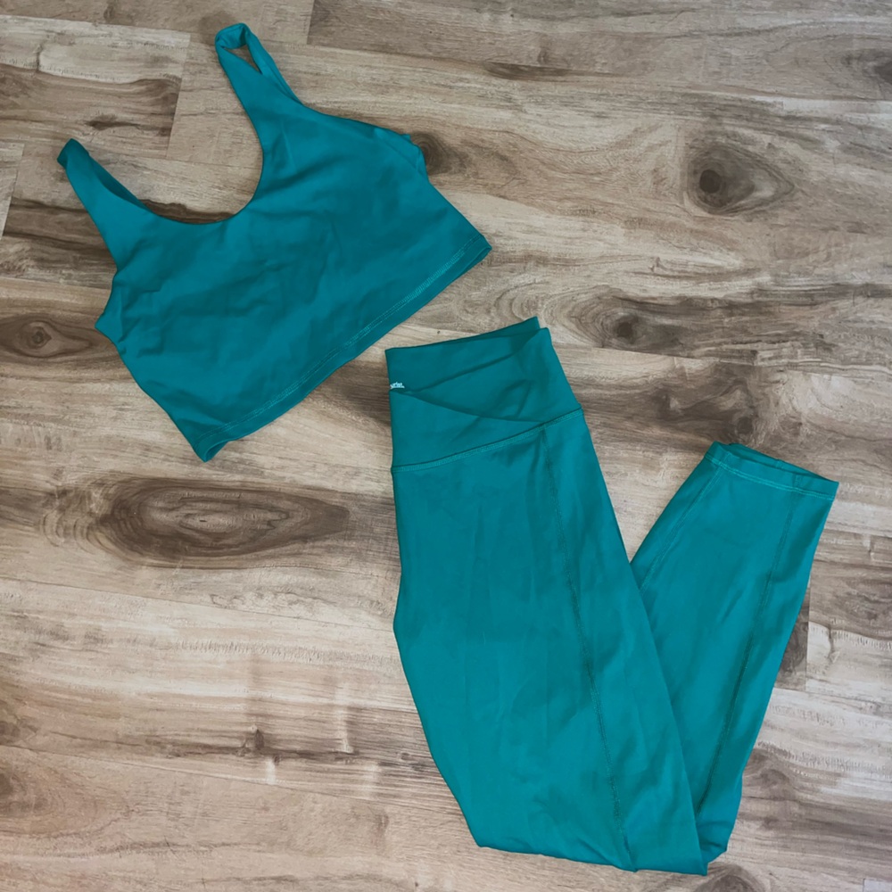 Emerald green women’s athletic set
